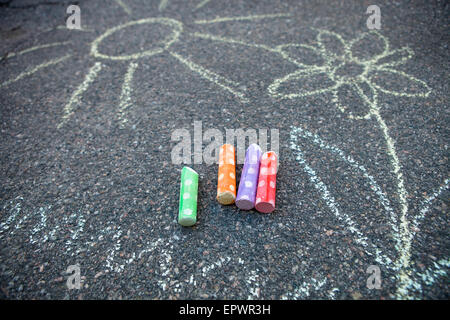 Soleil et fleur appelée sur asphalte avec chalk rue colorés Banque D'Images