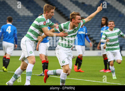 Glasgow, Ecosse. 21 mai, 2015. Little Big Shot Scottish Youth Cup Final. Celtic et Rangers. Sam Wardrop célèbre son but d'Action © Plus Sport/Alamy Live News Banque D'Images