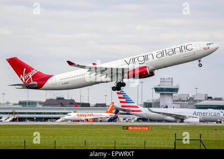 Airbus A330-300 Virgin Atlantic monte à l'écart de la piste 05L à l'aéroport de Manchester. Banque D'Images
