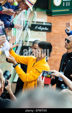 Rome, Italie. 17 mai, 2015. Novak Djokovic la Serbie, signe des autographes et salue ses fans après la victoire contre les Suisses R Banque D'Images