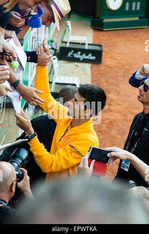 Rome, Italie. 17 mai, 2015. Novak Djokovic la Serbie, signe des autographes et salue ses fans après la victoire contre les Suisses R Banque D'Images