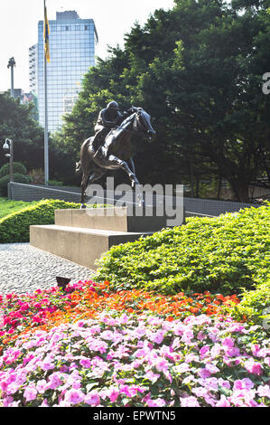 Jockey Club dh Causeway Bay Hong Kong Racing horse statue en dehors de Hong Kong Jockey Club Banque D'Images