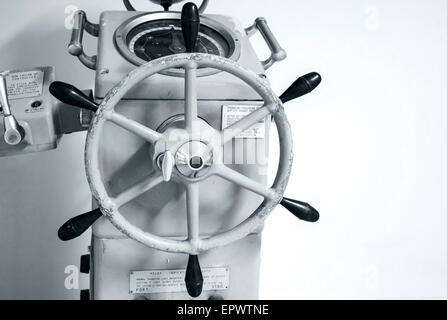 Vieux bateau pilote automatique avec répétiteur du gyrocompas et volant, photo monochrome dans les tons bleus Banque D'Images