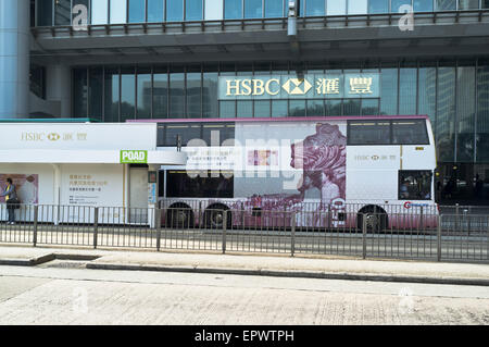 dh HSBC Bank CENTRAL HONG KONG HSBC annonce un arrêt d'autobus et un bus devant la banque et des autres Banque D'Images