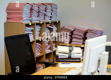 Des piles de dossiers sont empilés dans la salle d'audience au début d'une audience dans le soi-disant "homme" a demandé au procès, le tribunal régional de Francfort/Oder, Allemagne, 22 mai 2015. Photo : Patrick Pleul/dpa Banque D'Images