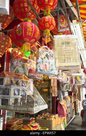 Dh Queens Road West SHEUNG WAN HONG KONG Chine funérailles shop produits pour brûler et lanternes chinoises street Banque D'Images