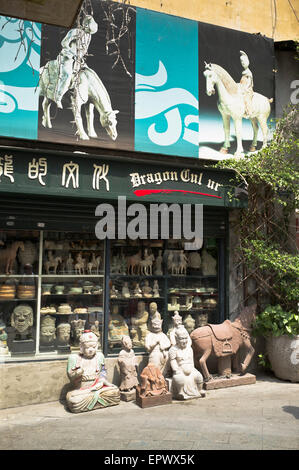 dh Queens Road West SHEUNG WAN HONG KONG antique chinois boutique présentant des antiquités hollywoodiennes Banque D'Images