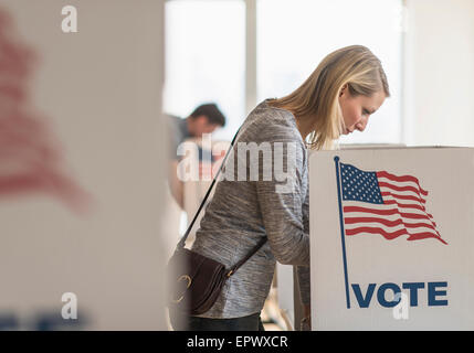 Femme le vote le jour du scrutin Banque D'Images