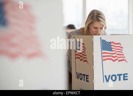 Femme le vote le jour du scrutin Banque D'Images