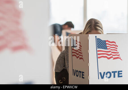 Femme le vote le jour du scrutin Banque D'Images