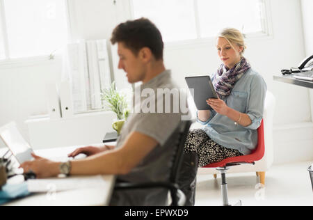 Man and Woman working in office Banque D'Images