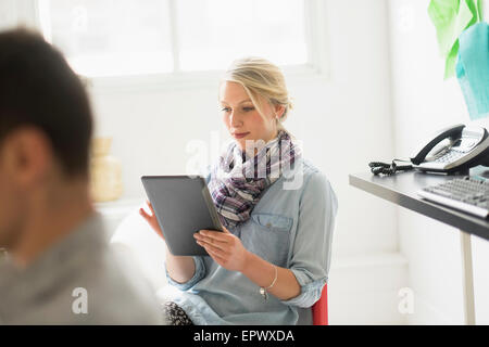 Man and Woman working in office Banque D'Images