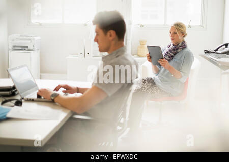 Man and Woman working in office Banque D'Images