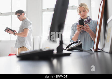 Man and Woman working in office Banque D'Images