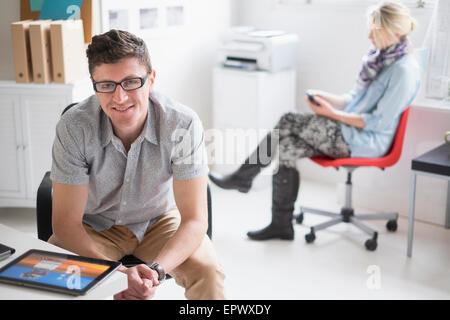 Man and Woman working in office Banque D'Images