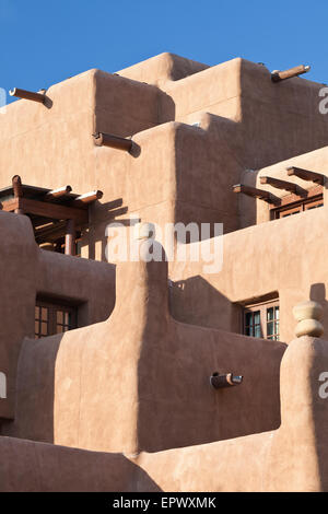 L'architecture de style adobe du Loretto Inn Hotel, à Santa Fe, Nouveau Mexique, USA. Banque D'Images