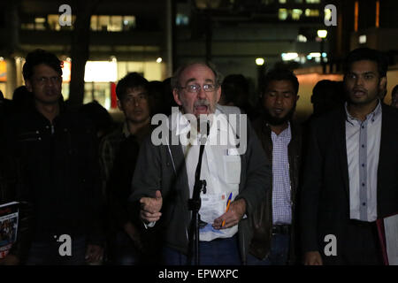 Sydney, Australie. 22 mai 2015. Sur la photo générale est Ian Rintoul de Refugee Action Coalition (RAC). Les militants de la Coalition Action réfugiés Rohingyas birmans et personnes vivant à Sydney a tenu un rassemblement à l'extérieur de Sydney Town Hall pour protester à l'appui de réfugiés rohingyas suite à la récente revenir en arrière d'un bateau de réfugiés. Crédit : Richard Milnes/Alamy Live News Banque D'Images