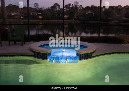 Nuit Chambre de luxe avec piscine privée et terrasse Avec Moustiquaire, Floride, États-Unis Banque D'Images