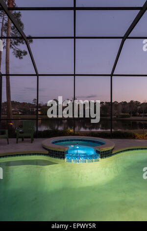 Nuit Chambre de luxe avec piscine privée et terrasse Avec Moustiquaire, Floride, États-Unis Banque D'Images