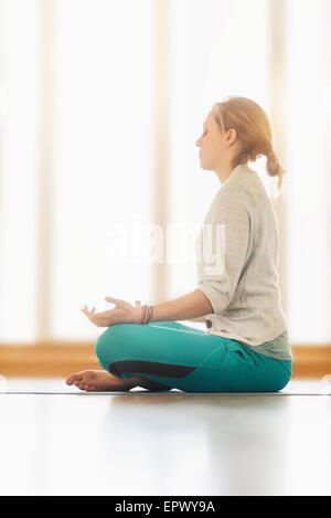 Woman sitting on floor Banque D'Images