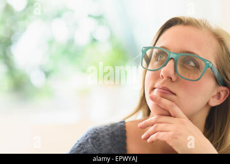 Woman looking up Banque D'Images