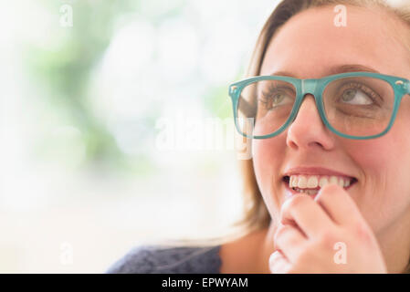 Woman looking up Banque D'Images