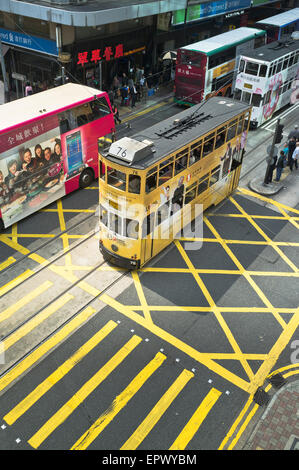 Dh Des Voeux Road Central HONG KONG tramways et bus tram Hong Kong road junction Banque D'Images