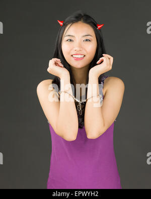 Jolie Asian young adult woman in anges et demon Banque D'Images