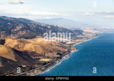 Santa Barbara, Californie, USA. 21 mai, 2015. Une vue aérienne de la Gaviota coast à Santa Barbara County, site d'un déversement important de pétrole après la rupture d'un pipeline de déversements des dizaines de milliers de gallons de pétrole brut le long de la côte. Crédit : Scott London/Alamy Live News Banque D'Images