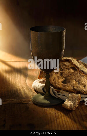 Close up de calice et le pain sur la table Banque D'Images