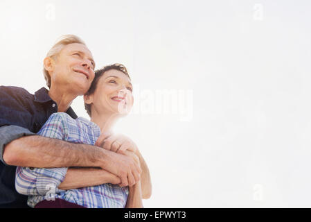 Happy senior couple embracing in sunlight Banque D'Images