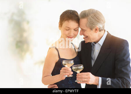 Couple élégant qui célèbrent leur anniversaire avec coupe de champagne Banque D'Images