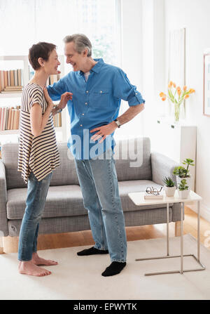 Senior couple talking in living room Banque D'Images