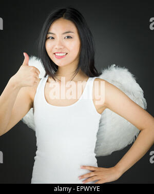 Jolie Asian young adult woman in anges et demon Banque D'Images