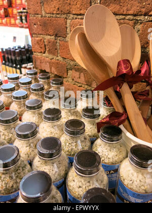 Wooden Spoons and Sea Salt Spices in Eataly, NYC Banque D'Images