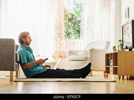 Man Watching tv Banque D'Images