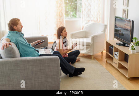 Couple watching tv Banque D'Images