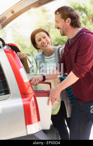 Couple packing leur voiture Banque D'Images