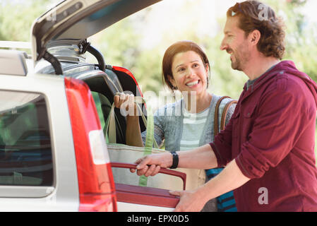 Couple packing leur voiture Banque D'Images