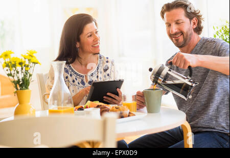 Couple talking at table Banque D'Images