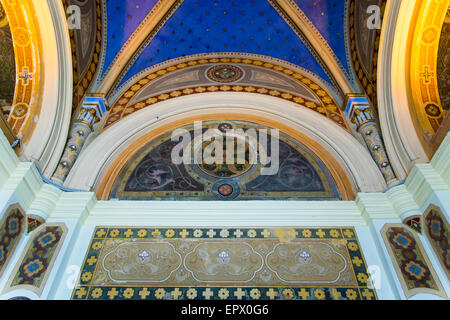 L'intérieur d'une ancienne église avec plafond peint représentant le ciel et les étoiles Banque D'Images