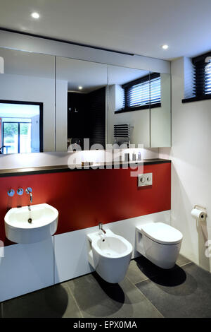 Chambre à coucher principale salle de bains privative avec douche, rez-de-chaussée inférieur dans Tresithney, Cornwall, UK