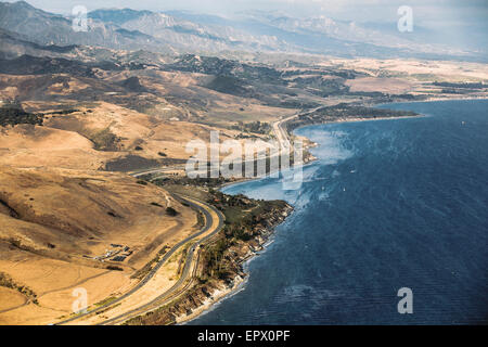 Santa Barbara, Californie, USA. 21 mai, 2015. Une vue aérienne de la nappe de pétrole à Refugio State Beach après la rupture d'un pipeline de déversements des dizaines de milliers de gallons de pétrole brut sur la côte de Santa Barbara. Crédit : Scott London/Alamy Live News Banque D'Images