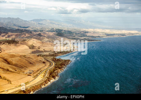 Santa Barbara, Californie, USA. 21 mai, 2015. Une vue aérienne de la nappe de pétrole à Refugio State Beach après la rupture d'un pipeline de déversements des dizaines de milliers de gallons de pétrole brut sur la côte de Santa Barbara. Crédit : Scott London/Alamy Live News Banque D'Images