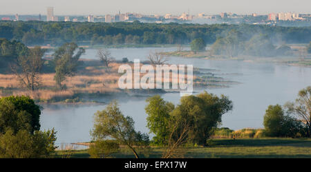 Lebus, Allemagne. 22 mai, 2015. Vue vers Francfort (Oder) à autour de 0600 sur le fleuve Oder dans Lebus, Allemagne, 22 mai 2015. PHOTO : PATRICK PLEUL/dpa/Alamy Live News Banque D'Images