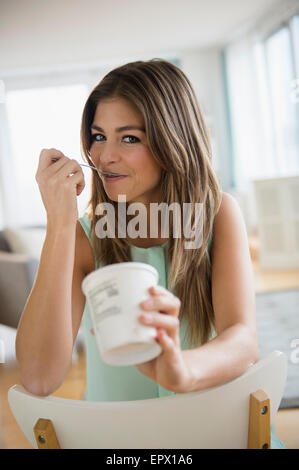 Young woman eating ice cream Banque D'Images