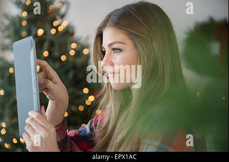 Woman taking photo with digital tablet Banque D'Images