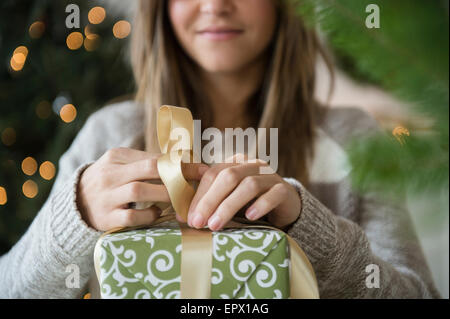 Femme préparant les cadeaux de Noël Banque D'Images