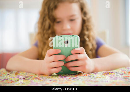 Girl (10-11) en jouant avec smart phone Banque D'Images
