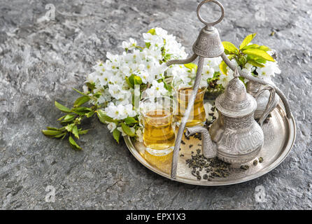 Verres à thé et pot. Vacances Oriental décoration avec des fleurs. Art de la table Argent Banque D'Images